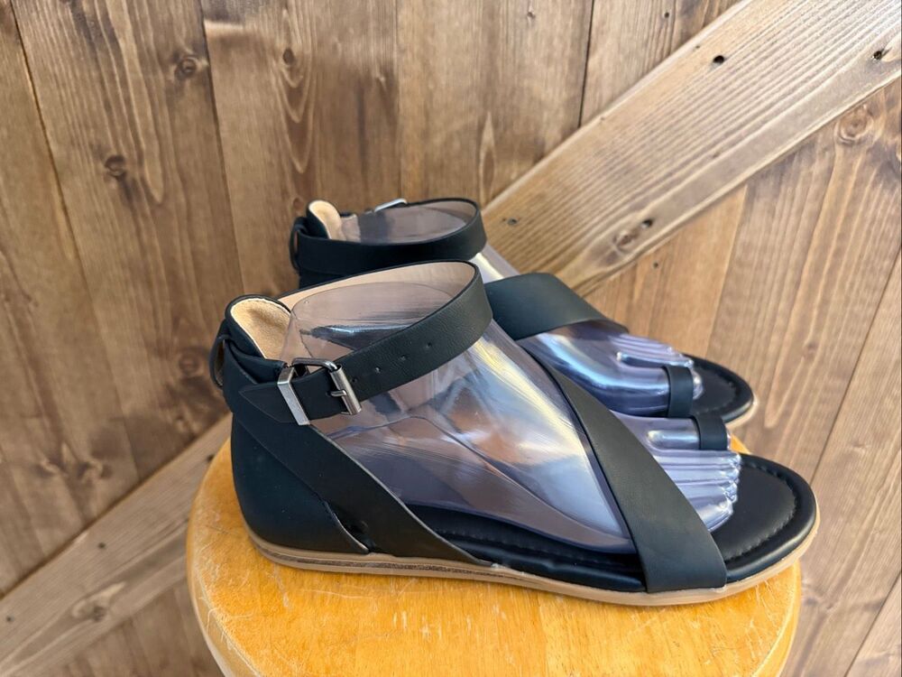 Maurices Women’s Size 8.5 Black Ankle Strap Flat Sandals Toe Loop